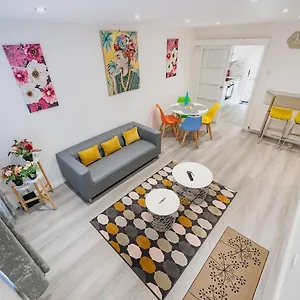 https://pass-the-keys-bright-airy-2br-2bath-apt-in-perfect-location.belfasthotelsireland.com