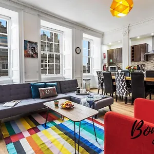 Royal Mile 4br-3ba - Views & Free Parking By Bonjour Residences Edinburgh